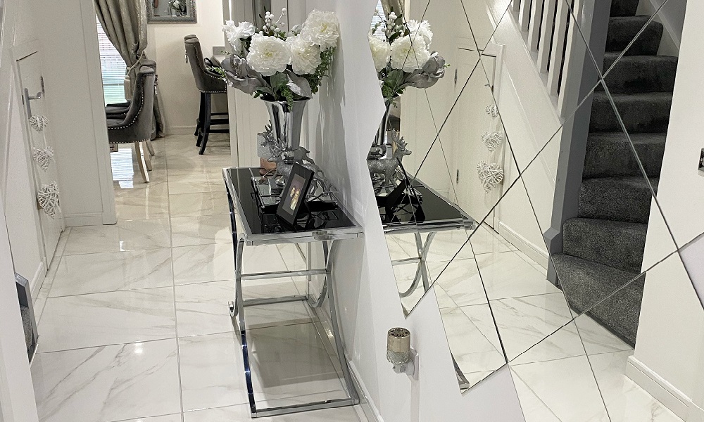 DirectTiles's tweet image. An absolutely &apos;marbleous&apos; home here from Jade! She wanted the wow factor with something modern and glam, and we think these marble-effect tiles were a perfect choice 🤍

#customerproject #marbleeffecttiles