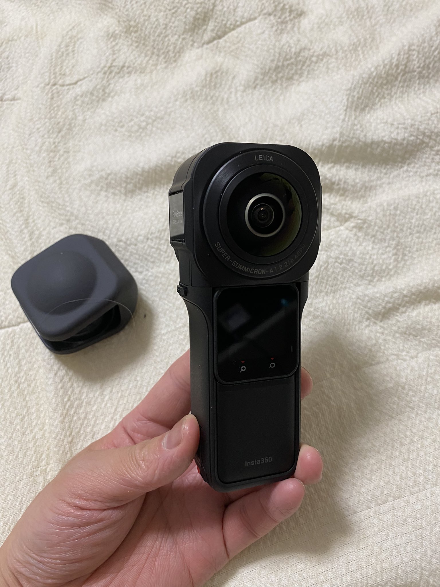 旅行のために360°カメラ買ったけど、ムフフな撮影のときも使えるかも🤔 おもしろい動画撮れそうだな 普通に旅の撮影でもガンガン使おう🤩 #insta360 https://t.co/MR9IrsWhpU