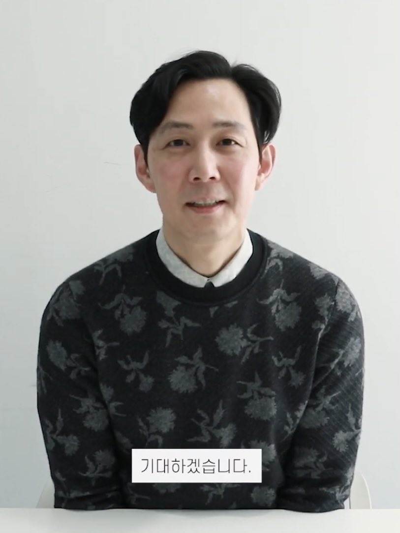 잴 맨얼굴일 때... 톤다운 메이크업 왜 하는지 알겠다 싶을 정도로 뽀얘서 놀랐었음 걍 진짜 볼빨간 사춘기 인간 복숭아인