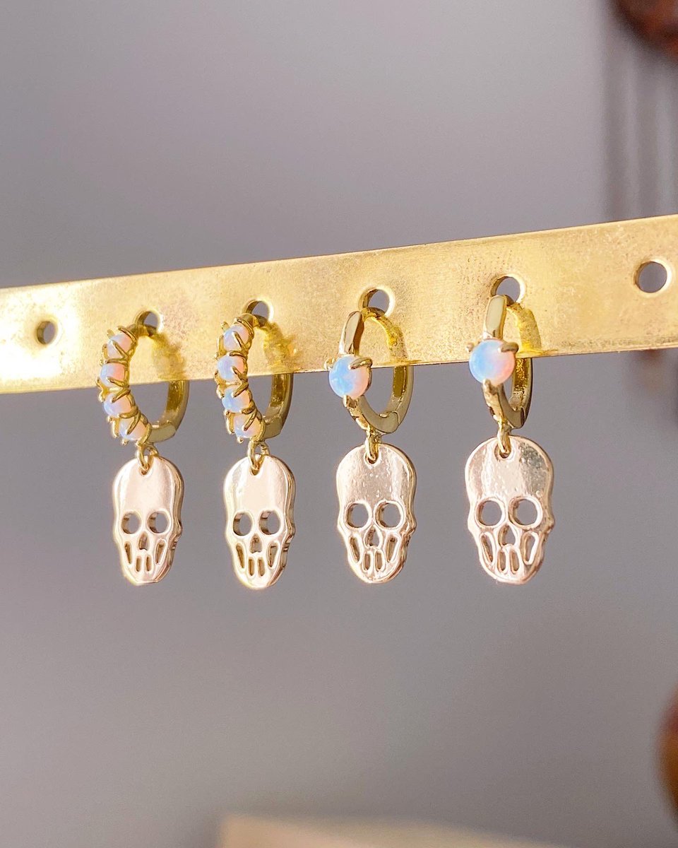 alexapaniccia_'s tweet photo. opal skulls💀🌈

it’s official, my first spooky update of the year will be dropping on Wednesday (9/7) @ 1pm EST time! https://t.co/v47q2U3lOx