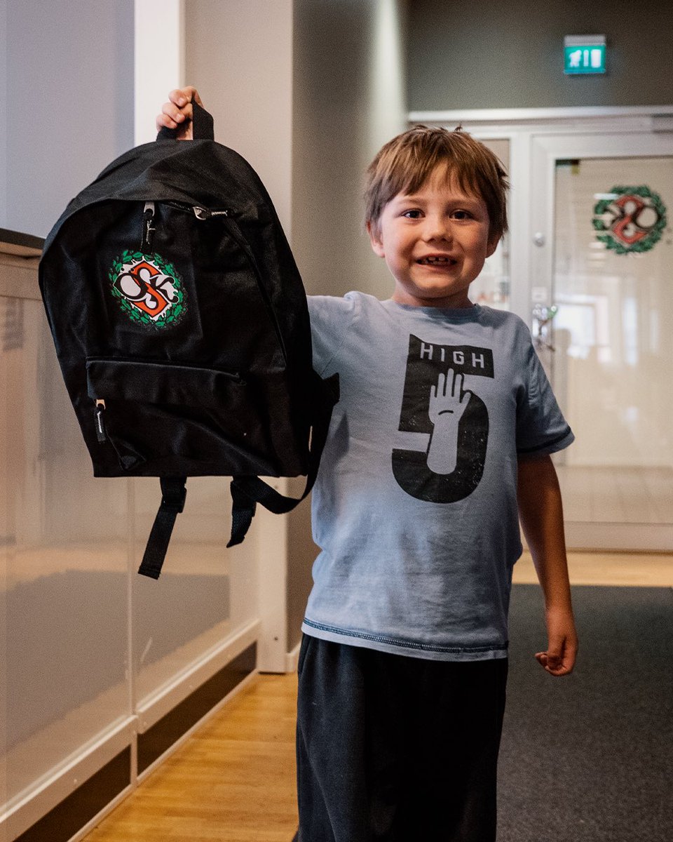 oskfotboll's tweet photo. Varje år delar vi ut ryggsäckar till barn i Örebro som börjar första klass 🎒

Håll utkik i brevlådan efter ett brev från oss. Det finns fortfarande väskor kvar att hämta! ⚫️⚪️ https://t.co/tmrl4SKthJ