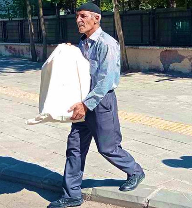 avelifcelik's tweet photo. Oğlunun, yavrusunun kemiklerini  torbada taşıyan bir baba.. İçim sızladı, fotoğraftan acı okunuyor..

"Malazgirtte reisimizle cuma namazı kılacağız" diyenler sizler de gördünüz mü? https://t.co/HHHXlR1DZF