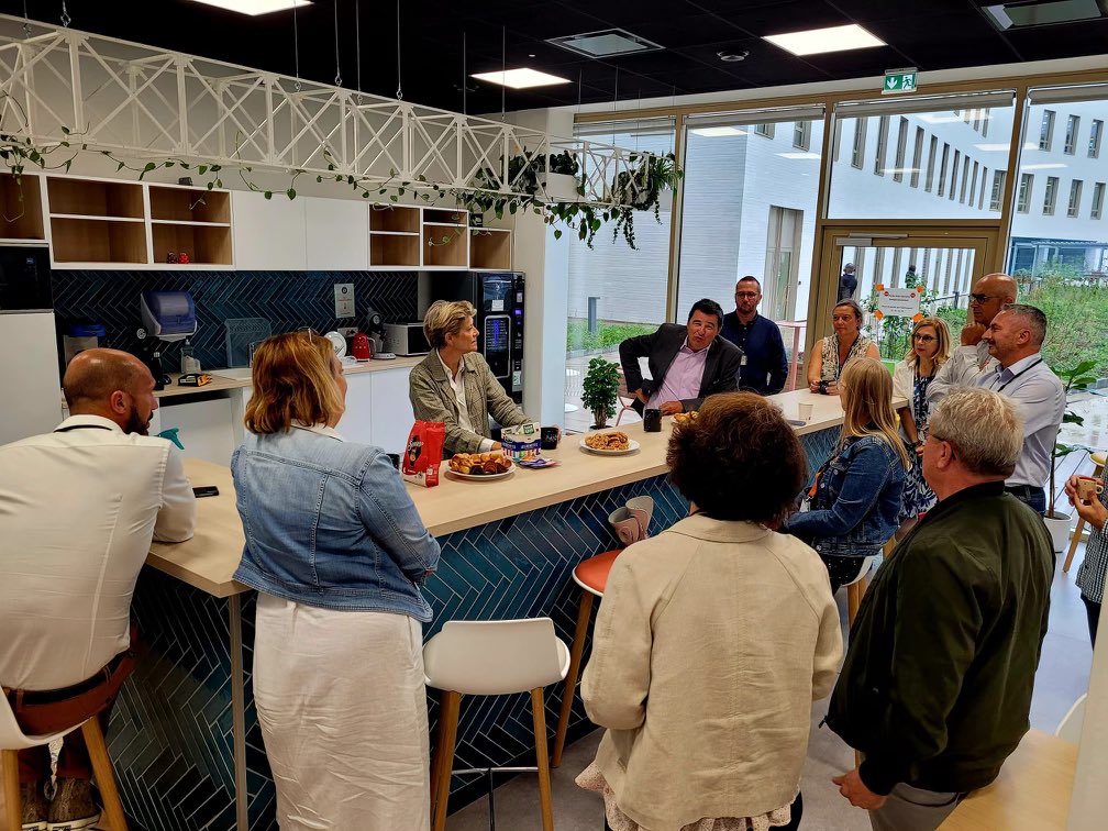 fabiennedulac's tweet photo. La rentrée est bien lancée à Orléans ! Visite aujourd’hui à la boutique de Saran puis sur le nouveau site Rives d’Orléans, où tous les collectifs métiers se retrouvent pour renforcer notre efficacité et notre excellence client ! @JMEscalettes @Olivier_Mast @Orange_France https://t.co/oR9na91qv6