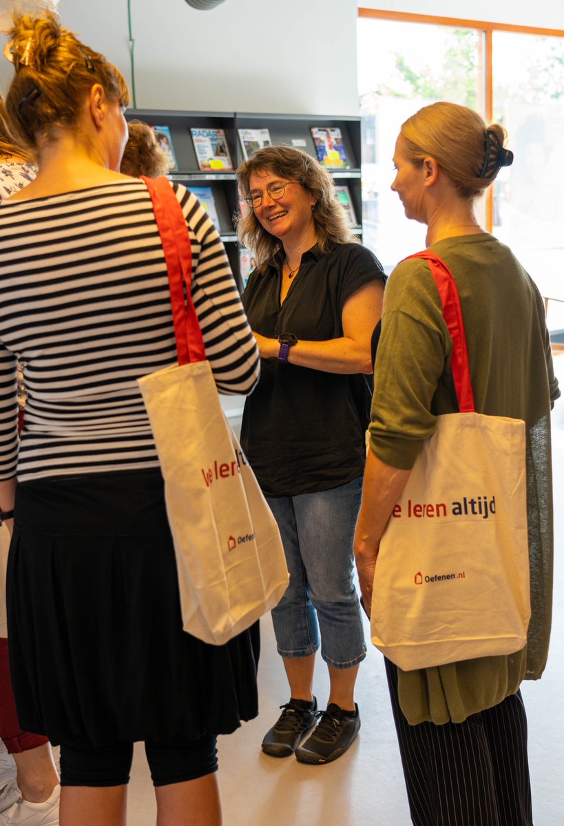 Oefenennl's tweet image. Hoera! Bibliotheek de Plataan wint de tweede @Oefenennl Award 2022.🥳Ze zijn een heel actieve bibliotheek met Oefenen.nl binnen de middelgrote bibliotheken. Dat doen zij met toegewijde begeleiding van betrokken professionals en vrijwilligers. @BibliotheekdP