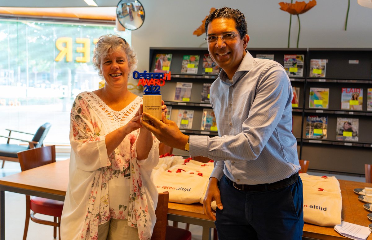 Oefenennl's tweet image. Hoera! Bibliotheek de Plataan wint de tweede @Oefenennl Award 2022.🥳Ze zijn een heel actieve bibliotheek met Oefenen.nl binnen de middelgrote bibliotheken. Dat doen zij met toegewijde begeleiding van betrokken professionals en vrijwilligers. @BibliotheekdP