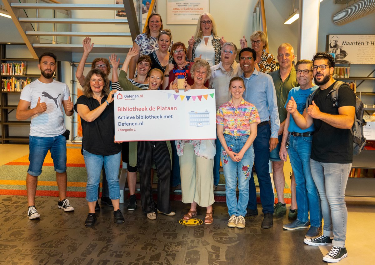Oefenennl's tweet image. Hoera! Bibliotheek de Plataan wint de tweede @Oefenennl Award 2022.🥳Ze zijn een heel actieve bibliotheek met Oefenen.nl binnen de middelgrote bibliotheken. Dat doen zij met toegewijde begeleiding van betrokken professionals en vrijwilligers. @BibliotheekdP