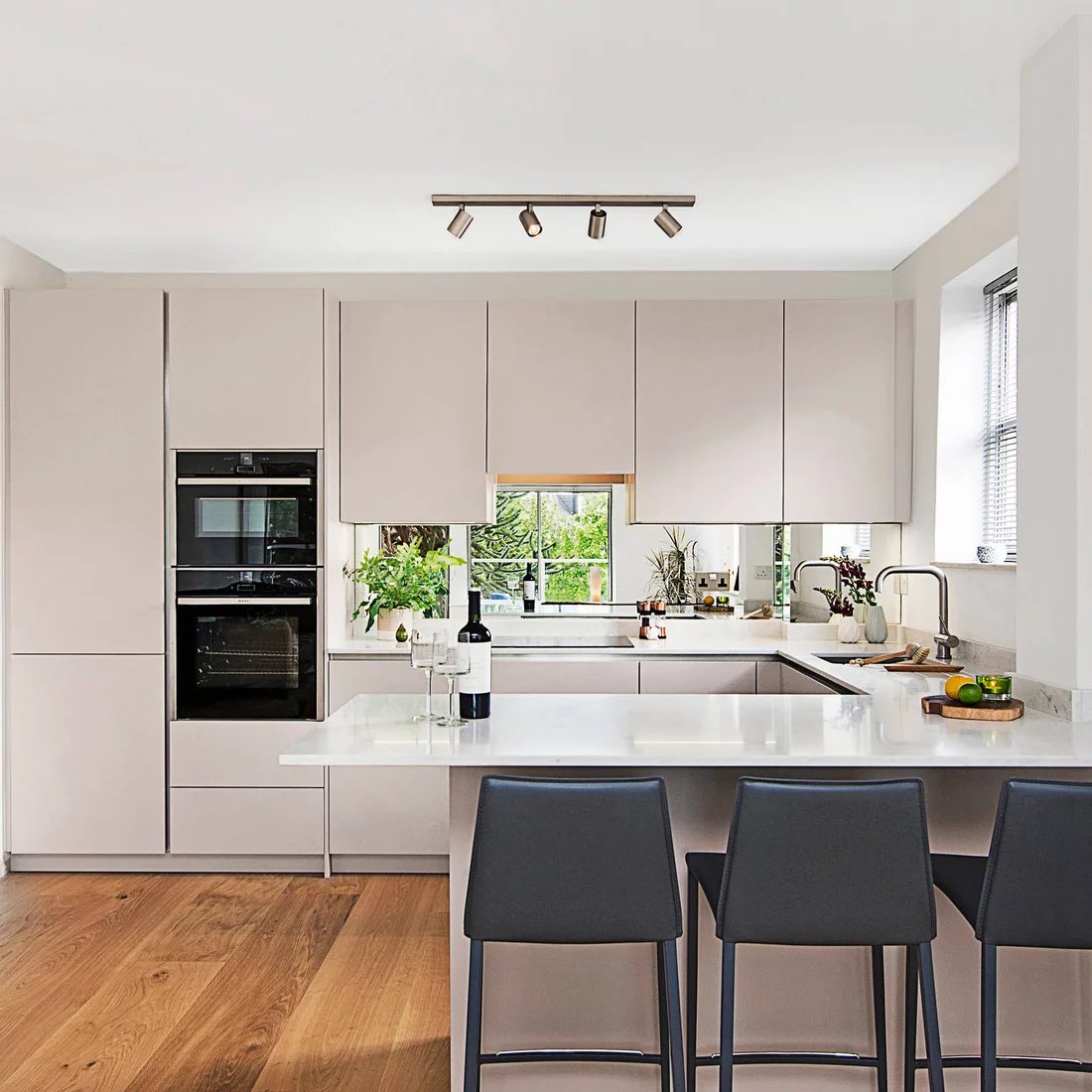 culinakitchens's tweet photo. 📍Richmond Upon Thames.

~ @neffhomeuk integrated appliances 
~ @franke_group Sink &amp; Tap
~ Crown Imperial Kitchen
~ Caesar Stone worktop 
~ Mirror splashback 
~ Handless 
~ Cashmere 
~ U shaped 

#kitchendesign #home #kitchenfactory #homedecor #homesweethome #kitchenappliances https://t.co/DimPuCbAjp