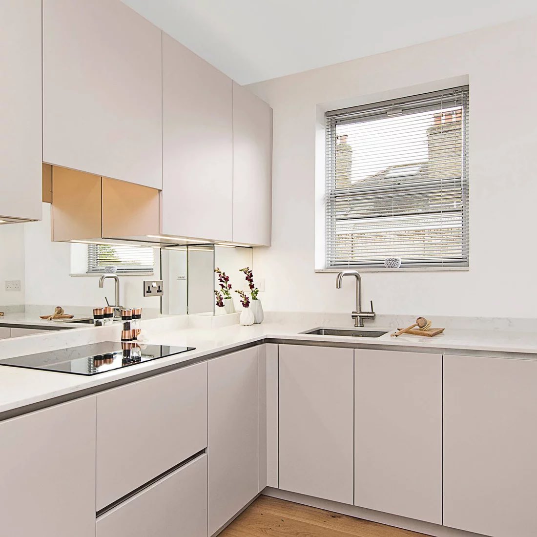 culinakitchens's tweet photo. 📍Richmond Upon Thames.

~ @neffhomeuk integrated appliances 
~ @franke_group Sink &amp; Tap
~ Crown Imperial Kitchen
~ Caesar Stone worktop 
~ Mirror splashback 
~ Handless 
~ Cashmere 
~ U shaped 

#kitchendesign #home #kitchenfactory #homedecor #homesweethome #kitchenappliances https://t.co/DimPuCbAjp