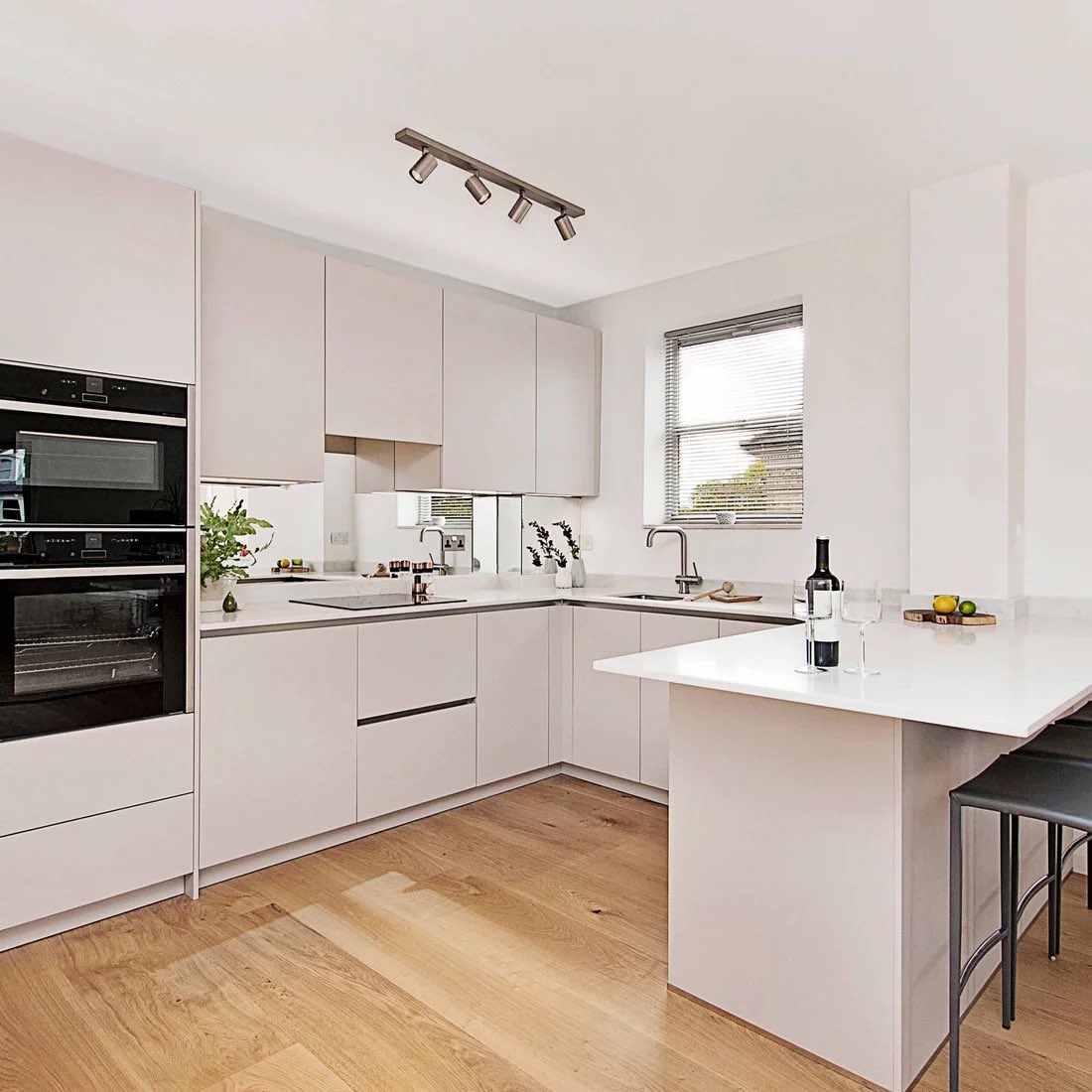 culinakitchens's tweet photo. 📍Richmond Upon Thames.

~ @neffhomeuk integrated appliances 
~ @franke_group Sink &amp; Tap
~ Crown Imperial Kitchen
~ Caesar Stone worktop 
~ Mirror splashback 
~ Handless 
~ Cashmere 
~ U shaped 

#kitchendesign #home #kitchenfactory #homedecor #homesweethome #kitchenappliances https://t.co/DimPuCbAjp