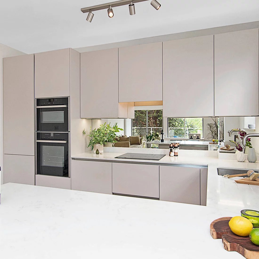 culinakitchens's tweet photo. 📍Richmond Upon Thames.

~ @neffhomeuk integrated appliances 
~ @franke_group Sink &amp; Tap
~ Crown Imperial Kitchen
~ Caesar Stone worktop 
~ Mirror splashback 
~ Handless 
~ Cashmere 
~ U shaped 

#kitchendesign #home #kitchenfactory #homedecor #homesweethome #kitchenappliances https://t.co/DimPuCbAjp