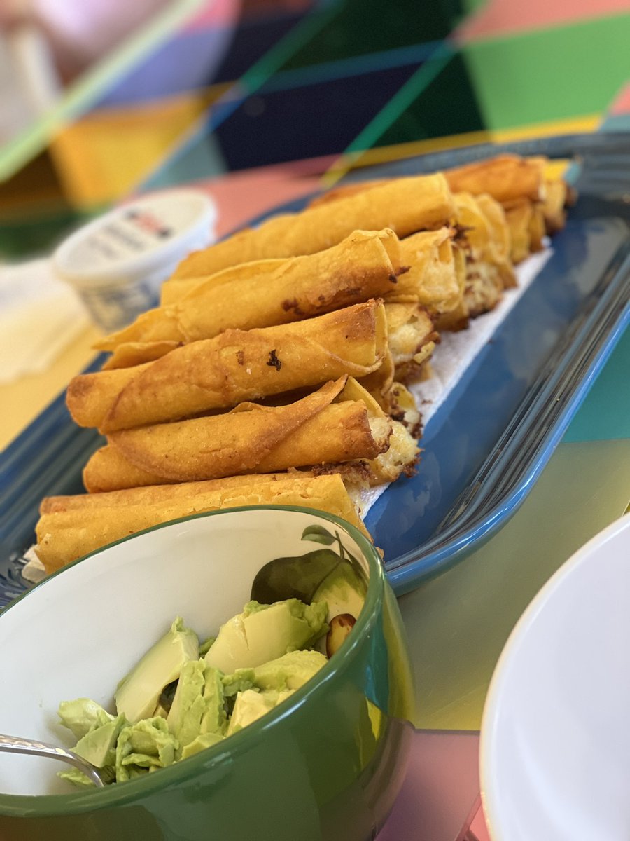 trishapaytas's tweet photo. These cheesy potato flautas are seriously the best ever!!!!!! So easy to make too 😋 https://t.co/6Xl6PslX0t
