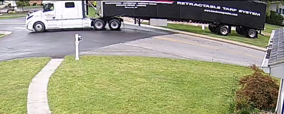 jeffhammer's tweet photo. @TruckingKoch Maybe send this driver back to class for how to back up one of your trucks; using the yard is never the best idea for turning around!!! 🤬 https://t.co/fYFHDOdp7e