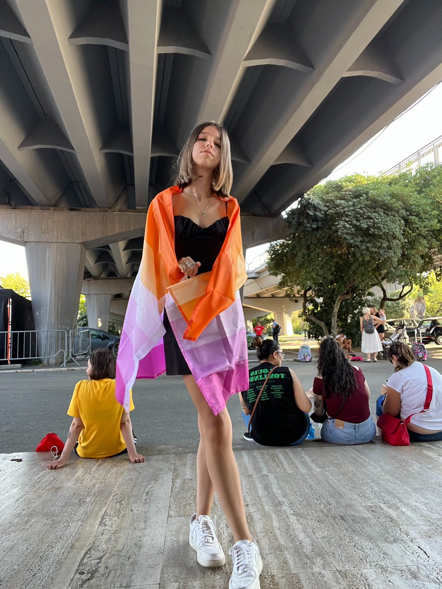 claeuds's tweet photo. little black dress just walked into the room
#RomaSummerFest #DressingForLTIT https://t.co/uigcf4lDLN
