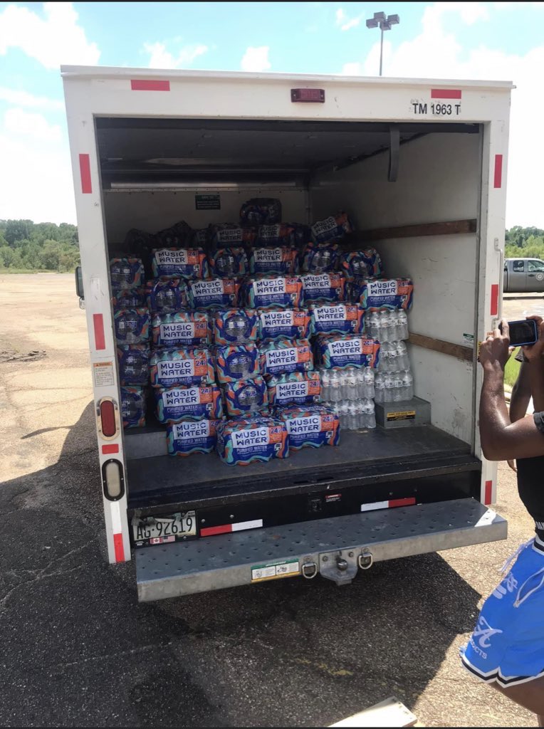MaisieBrownJxn's tweet photo. Operation Good is a local community organization dedicated to lending a hand in anyway they can. they’ve already started collecting and distributing water cases to households in the area but they’ll need help to continue. to donate, their cash app is $operationgoodms 🤝🏾 https://t.co/hoIViPBsb4