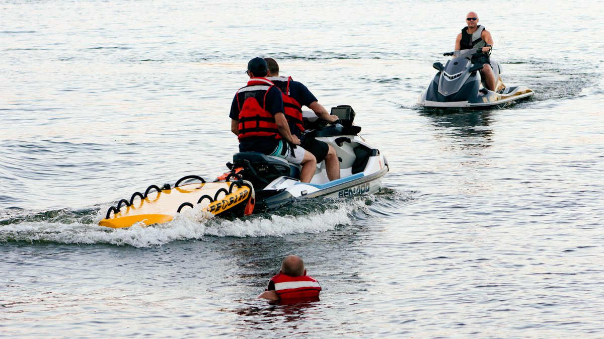 Last night @LakevilleFireMN trained with their new water rescue vehicle that they received through donations raised @LakevilleLiquor. This Sea-Doo Search and Rescue (SAR) watercraft includes the specific features needed in order to respond to life threatening situations. 😮