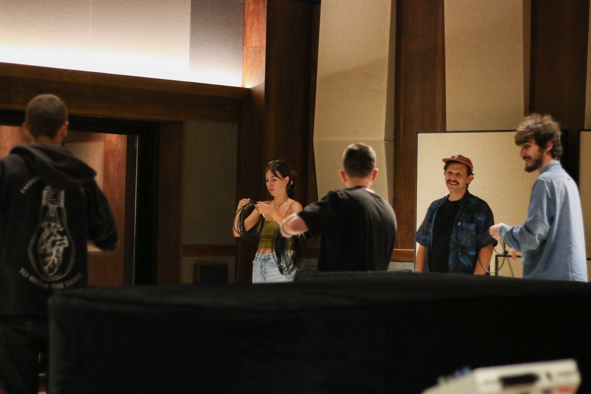 ArdaAcademy's tweet image. As aulas do curso intensivo de Studio Engineering já começaram, com o módulo de Fundamentos e Introdução ao Estúdio e de Microfones e Captação!
#ardaacademy #arda #studioengineering #masteringengineer #recordingengineer #recordingstudios