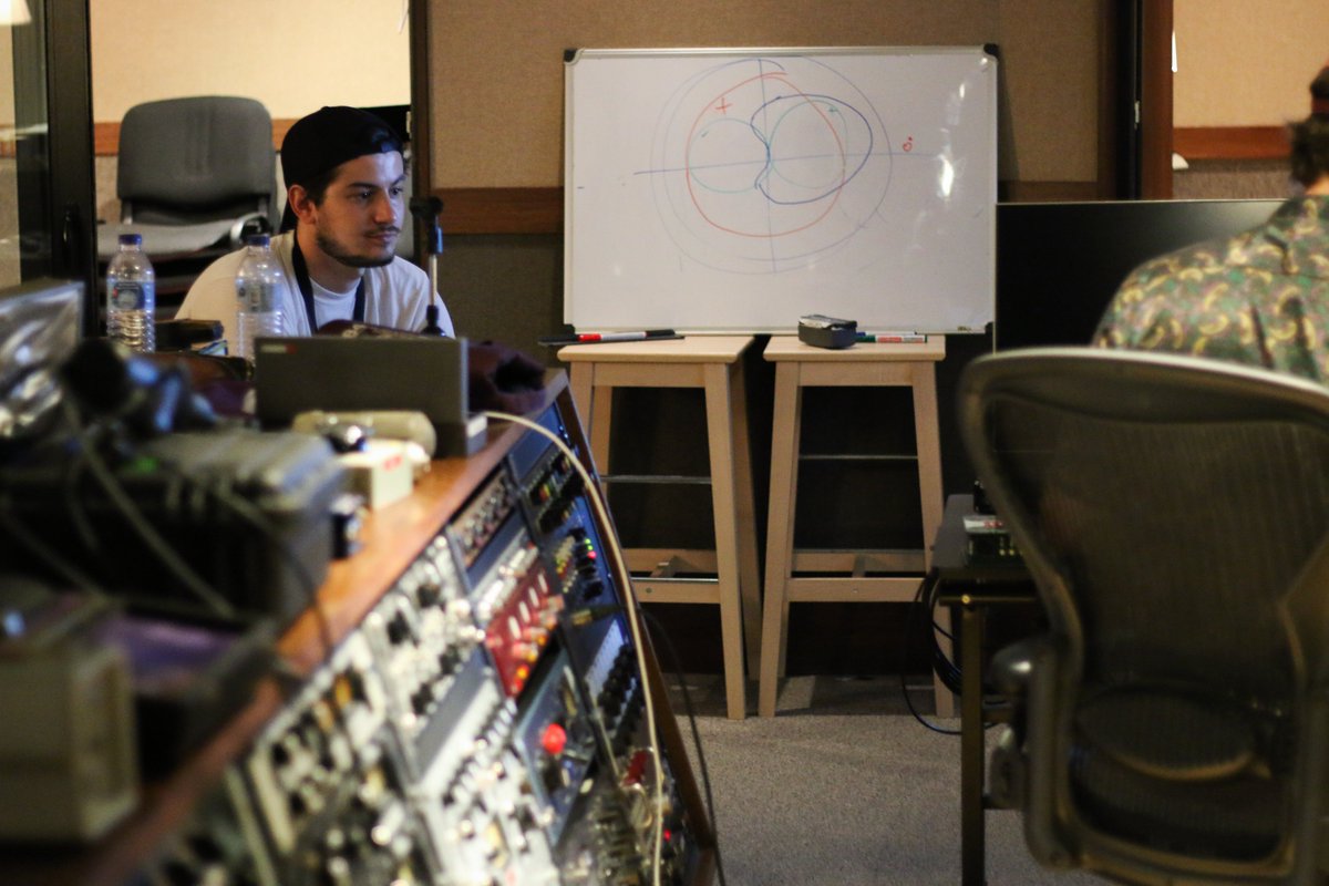 ArdaAcademy's tweet image. As aulas do curso intensivo de Studio Engineering já começaram, com o módulo de Fundamentos e Introdução ao Estúdio e de Microfones e Captação!
#ardaacademy #arda #studioengineering #masteringengineer #recordingengineer #recordingstudios