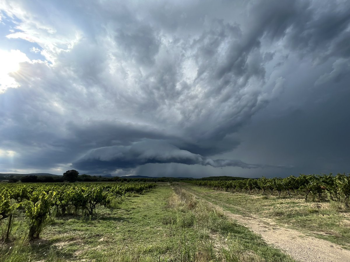 Superbe structure convective, à la frontière #Hérault #Gard cet après-midi. #orages 