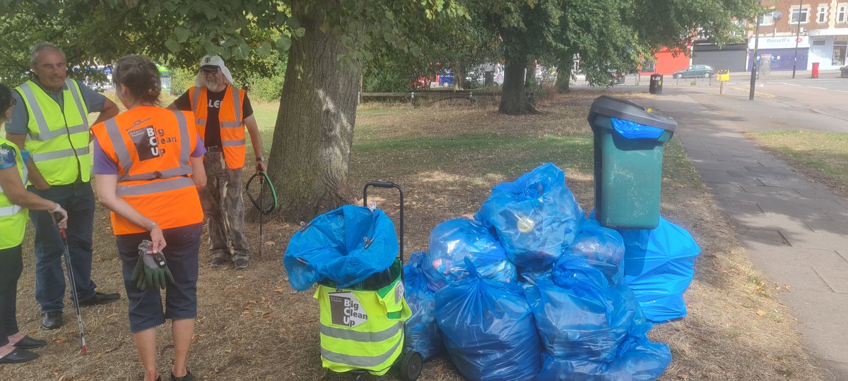 We are back at the Cheylesmore Community Centre this Sunday 

Big Clean Up picks Blue Zone 💙 

Join us 

This Sunday morning at 11am 

We will be litter picking for 1.5 hours (Weatherpermitted) 

Meeting at the entrance to the Community centre :)

BCU Admin 
See you there 🌏🌱