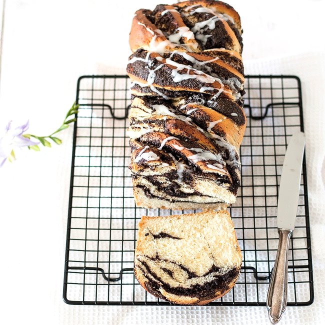 Uff, Leute, es gibt Tage da hilft nur noch Babka.🙈 Zum Beispiel dieses leckere Exemplar mit extra cremiger Mohnfüllung.😍

ZUTATEN⬇️
Für die Füllung:
🔸️125 g Mohn, gemahlen
🔸️70 ml Milch
🔸️45 g Puderzucker, gesiebt
🔸️25 g flüssige Butter

Für den