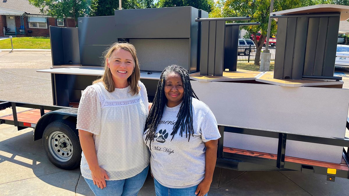AguirreFields's tweet photo. Our Oklahoma City team happily donated our gently used office furniture to Emerson South Mid-High School.

The alternative school provides a non-traditional setting where students can complete a semester in 9 weeks. 

#EngineeringInnovators #PavingTheWay

@OKCPS https://t.co/qmE9aVOlm4