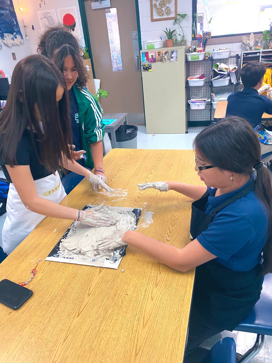 Bee_SanchezArt's tweet photo. 2nd pd Adv. Art didn’t believe me how muddy it would be! These Slider Artistas are getting a lesson in reconstituting clay! Work hard, play hard! ❤️‍🔥💪🏼 @SliderArtistas @WDSlider_MS #StallionsUnited @SISD_FineArts https://t.co/vww5PTYMW2