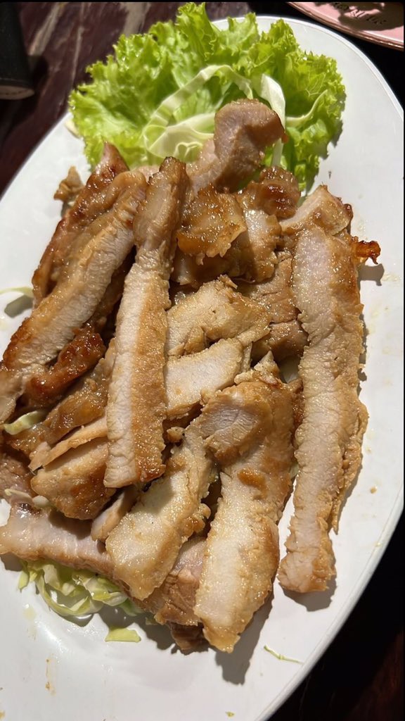 2jsupport_house's tweet photo. | ig story update | 2j.khunchalach
[30.08.2565]

  “ ช่วยด้วยๆๆ ช่วยหาทิชชูให้ทีน้ำลายจะไหลตามแล้วแต่ละเมนู เป็นตาแซ่บคัก🤤 ” 

@2Jkhunchalach
#2jkhunchalach
#Shape2J #2J https://t.co/EQrBmT9PEc