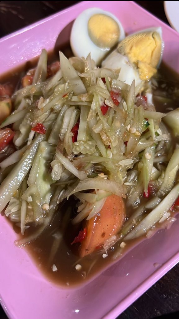 2jsupport_house's tweet photo. | ig story update | 2j.khunchalach
[30.08.2565]

  “ ช่วยด้วยๆๆ ช่วยหาทิชชูให้ทีน้ำลายจะไหลตามแล้วแต่ละเมนู เป็นตาแซ่บคัก🤤 ” 

@2Jkhunchalach
#2jkhunchalach
#Shape2J #2J https://t.co/EQrBmT9PEc
