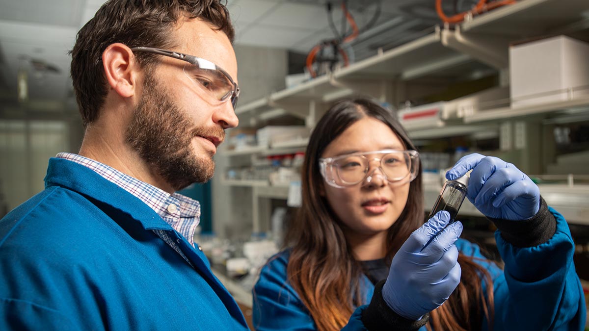 NDengineering's tweet photo. Chemical engineers @NotreDame developing highly sensitive filters for removing lead and other heavy metals from water #engineerforgood #cleanwater
https://t.co/F7dnCJQHLi https://t.co/lNNzsad3WW
