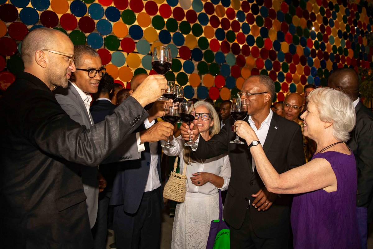 cnad_cv's tweet photo. Passou rápido! Já faz um mês desde que inauguramos o renovado CNAD ao Mindelo e ao mundo. Estamos abertos com 3 novas exposições e instalação performática, novos espaços para residências artísticas, investigação, loja e muito mais para descobrir! +info em https://t.co/nynm8hEyzU. https://t.co/Vgf2mxvqPS