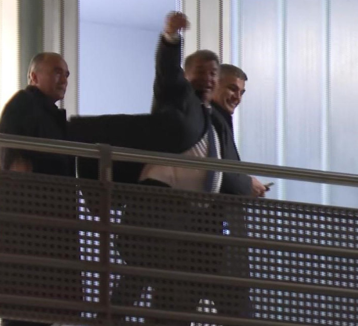 ريتويت اذا تثق في لابورتا بالتعاقد مع سيلفا.