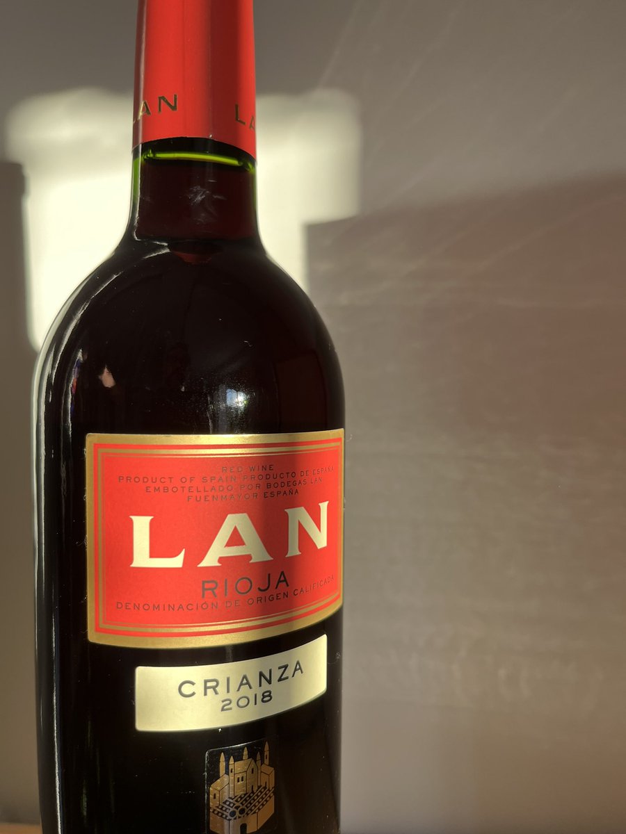 BodegasLan's tweet photo. LAN Crianza, nuestro vino más célebre, un valor seguro con el que premiarse cada 🍷

https://t.co/c5HHKsJzQz https://t.co/yk0Cu3FYKs