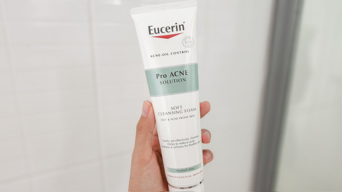 ChaliReviews's tweet photo. ขอป้ายยาโฟมล้างหน้าลดสิว Eucerin Pro Acne Soft Cleansing Foam ที่หนึ่งในดวงใจบอกเลย ทั้งสิวอุดตัน รอยสิว คือลดลง สิวไม่ค่อยกลับมาขึ้นซ้ำอีก ฟองโฟมนุ่ม ล้างสะอาด หน้าไม่แห้งตึง ใช้แล้วรู้สึกหน้ามันน้อยลงด้วย ใครเป็นสิวอยู่ควรไปตำ #ใช้ดีบอกต่อ #eucerinthailand https://t.co/lciD4OKbsU