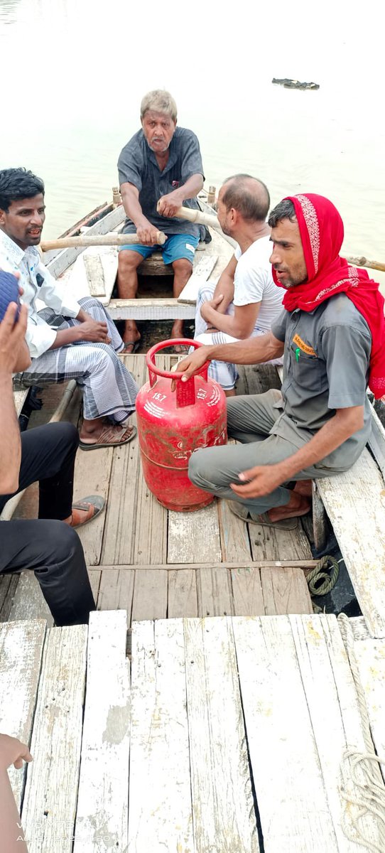 SwapnilIOC's tweet photo. With rapidly rising water levels in #Varanasi , Many parts of the city are affected by #flood. We at @IndianOilcl are ensuring a seamless supply of #LPG in the affected areas. Proud to be an IOCian.  @DirHR_iocl @DirMktg_iocl @ChairmanIOCL @IOCL_UP @SanjivKakkar3 @vido1417 https://t.co/IXzOM3GAZA