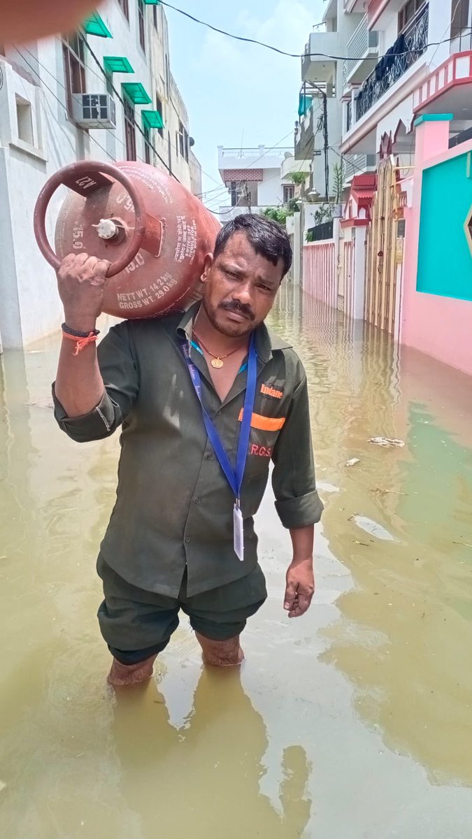 SwapnilIOC's tweet photo. With rapidly rising water levels in #Varanasi , Many parts of the city are affected by #flood. We at @IndianOilcl are ensuring a seamless supply of #LPG in the affected areas. Proud to be an IOCian.  @DirHR_iocl @DirMktg_iocl @ChairmanIOCL @IOCL_UP @SanjivKakkar3 @vido1417 https://t.co/IXzOM3GAZA