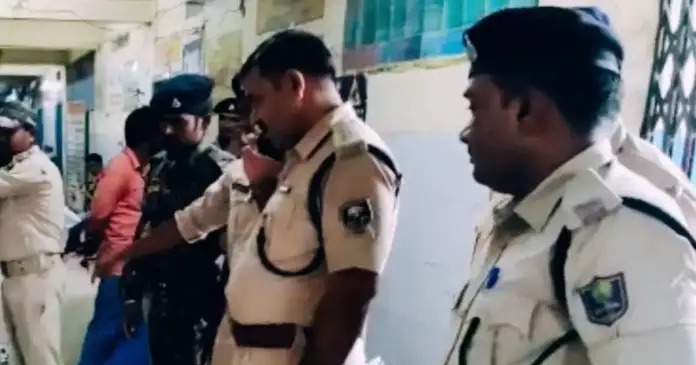 mejayantkumar's tweet photo. मेरी बेटी को बचा लो सरकार, एक मां झारखंड सरकार से लगा रही गुहार ।
चतरा जिले के हंटरगंज के हेमू गांव में बीते 4 अगस्त को संदीप भारती नामक युवक ने एक 17 साल की लड़की के ऊपर सोते वक्त तेजाब फेंक दिया।
#dcchatra #JharkhandPolice
#spchatra #dgpjharkhand #dcramgarh @meriteshkashyap https://t.co/e9LwtwVZfQ