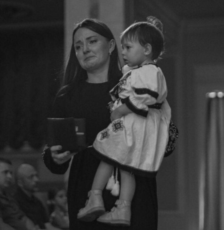 Visegrád 24 on Twitter: "Ukrainian wife receives a medal for on behalf ...