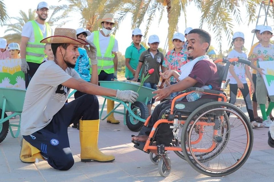 OurLibyaChoice's tweet photo. شتّان بين آولئك الذين يعرضون البلاد لخطر الخراب والاقتتال وآولئك الذين يزرعون الأمل والجمال أينما ذهبوا 🌹🌹
الصورة من حملة نماء التطوعية لتنظيف منتزة سرت العائلي 🌷🌷 https://t.co/kKacyT1y4R