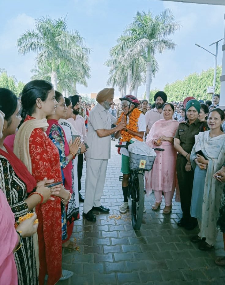 spicmacay's tweet photo. As he moves from city to city #solocycling his way across India,  @drkiranseth's next destination is Mukerian. Today he was warmly welcomed at #Dashmesh Girls College. 
#SPICMACAY
#CyclewithSPICMACAY
#Kashmir2Kanyakumari https://t.co/Ar2a6OdyXF