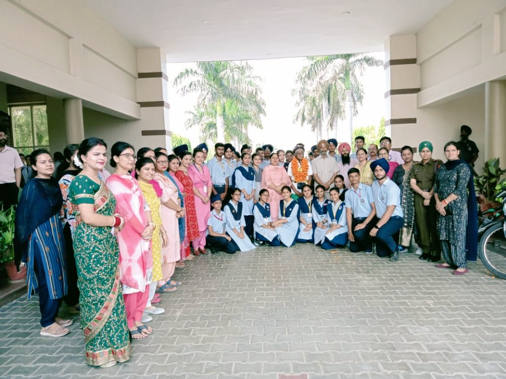 spicmacay's tweet photo. As he moves from city to city #solocycling his way across India,  @drkiranseth's next destination is Mukerian. Today he was warmly welcomed at #Dashmesh Girls College. 
#SPICMACAY
#CyclewithSPICMACAY
#Kashmir2Kanyakumari https://t.co/Ar2a6OdyXF