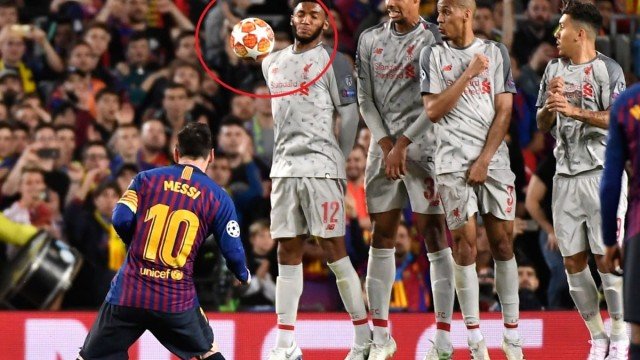 TroIIFotbaII's tweet photo. Reason of Ronaldo's           Reason of Messi's 
Iconic freekick                     Iconic freekick https://t.co/XFNF4WbHTD