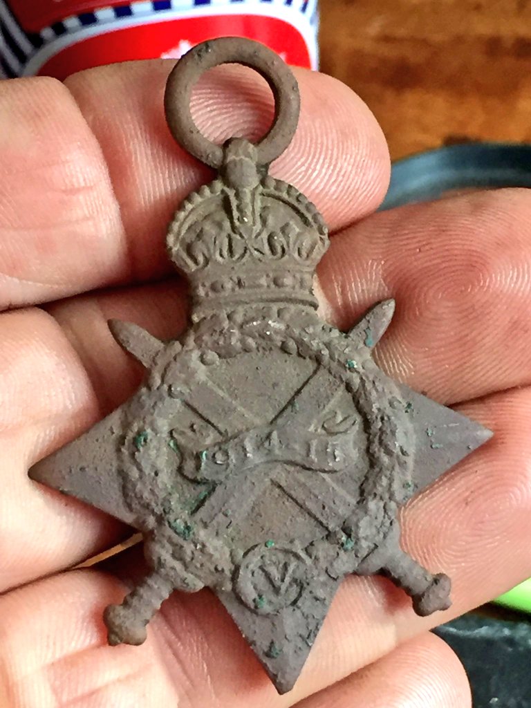 WW1 Mons Star 1914-15 

Found metal detecting in Auckland Park, Bishop Auckland &amp; it belongs to:

16751 Private G Holmes
Yorkshire Regiment (circa 1914-15).

Would be good to get it back to the family if still alive.

Please RT🙏🏾.