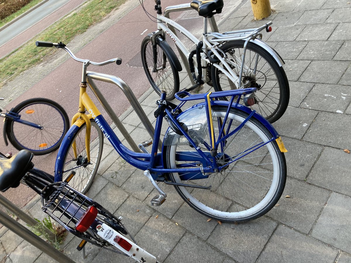 3410937's tweet photo. @NS_online  deze fiets staat hier al heel lang. Wordt hij niet gemist? https://t.co/AIWM4oRVRA