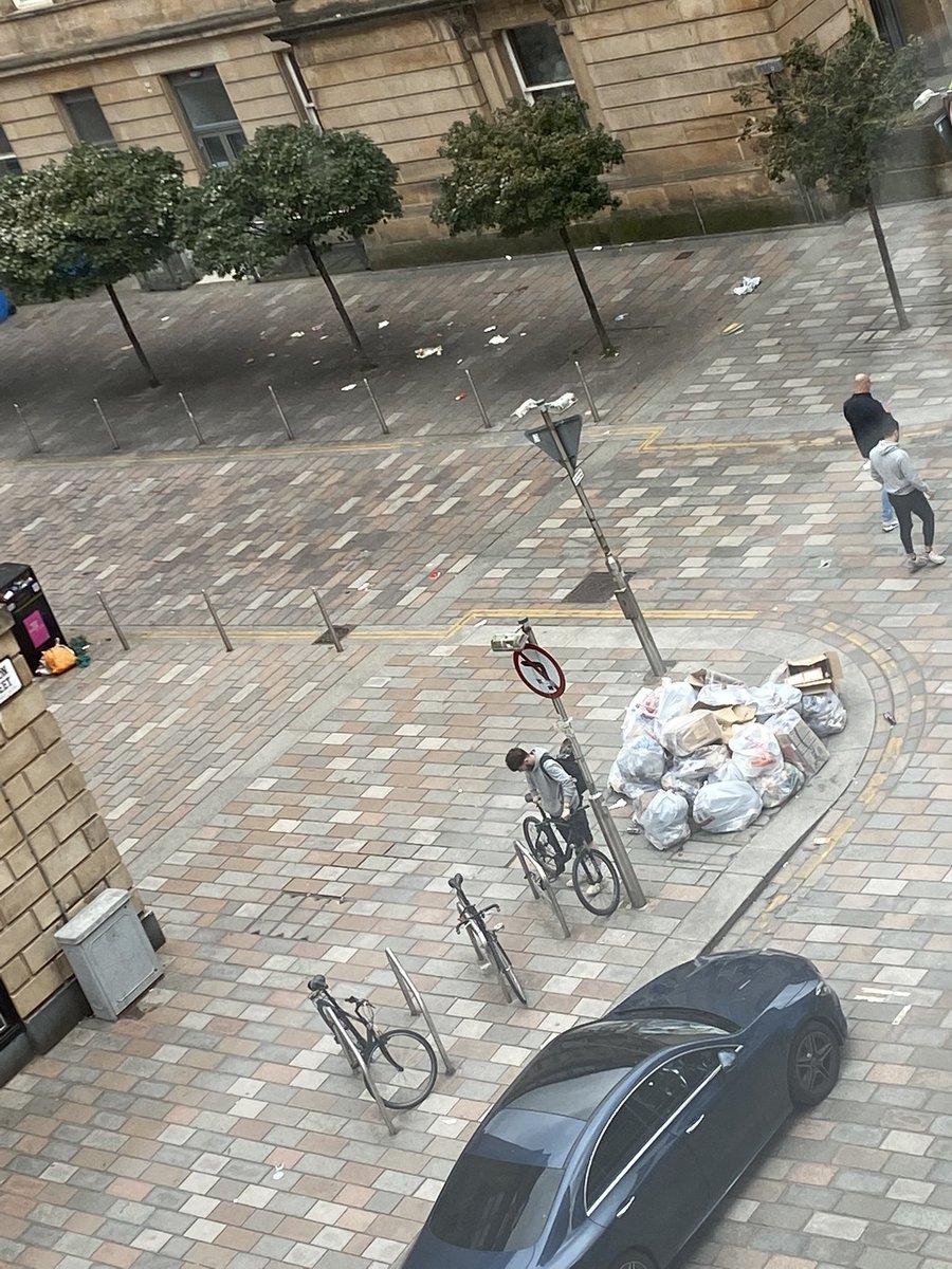 kweenkt's tweet photo. Bin Men of Glasgow: I miss you 😢 https://t.co/MZstxMDAIt