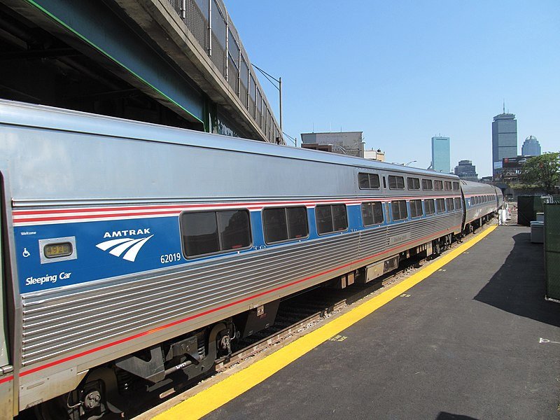 JipeTrains's tweet photo. The #Viewliner is a single-level railroad car type operated by Amtrak on most long-distance routes operating east of Chicago. The first production cars, consisting of an order of 50 sleeping cars, entered service in 1994. In 2015/16, 70 #ViewlinerII baggage cars entered service. https://t.co/AaEvZsWmEa