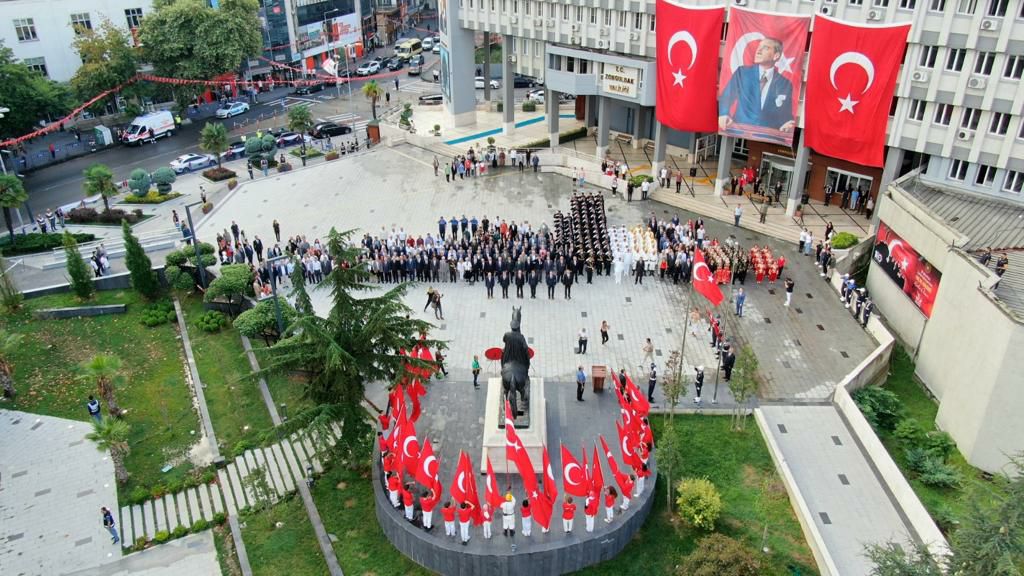 ZonguldakMEM's tweet photo. 30 Ağustos Zafer Bayramı’nın 100.Yılı Kutlama Töreni,Atatürk Anıtı'na Valilik ve Belediye Başkanlığı Çelenklerinin sunumuyla başladı,tebrikat ve kutlama törenleri ile devam etti.İl Müdürümüz @zuleyhaaldogan,çelenk sunma,tebrikat ve kutlama törenlerine katıldı.
@tcmeb
@mtutulmaz https://t.co/V0iYmXoIcX