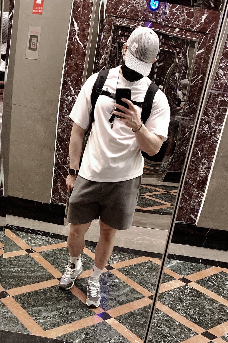 LanspyV's tweet photo. 偏右。
#對不起我還在用撥接
#那是Airpods盒
#OOTD
#錢錢都拿去換鞋子了
#衣服沒有太多件可以穿
#newbalance
#paperboyparis
#beams
#M1500BMS https://t.co/t5iEkXLRq0