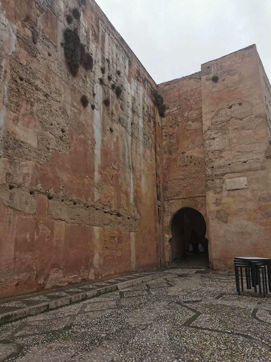 ClaritasGranada's tweet photo. Puerta Nueva o el arco de las Pesas es de las primeras puertas defensivas en recodo de Al-Ándalus. Era la puerta de acceso a la Alcazaba Qadima y es uno de los lugares más chulos de Granada. ¡Ven a conocerlo! ☪️

@PlanesGranada

#claritasturismo #claritasgranada #granada https://t.co/5Cq9JQ9T2Z