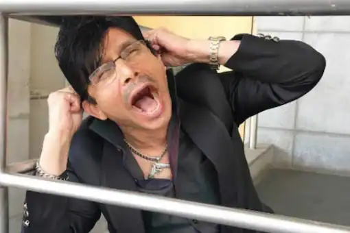 Deshi_Indian01's tweet photo. #KamalRashidKhan has been sent to 14 days Judicial Custody.
As a Punishment, he may be shown #VijayDevarakonda's  #Liger in prison 😾💔
#KRK #KRKArrested #BoycottBrahamastra https://t.co/WWdrSqPPk4