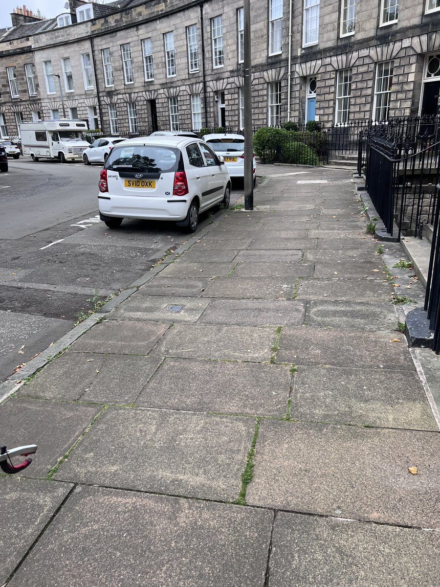 Pablodelmar's tweet photo. That’s #ClaremontCrescent and #EastClaremontStreet all cleaned up and ready for the lovely #binfolk to collect the #landfill
Double bagged and ready to rumble. Special thanks to our neighbour Mark and top marks to Robert and his apprentice on their lunch break getting stuck in. https://t.co/UwuePB1VZ5